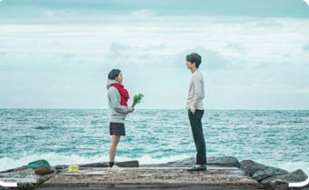 바닷가에 서 있는 주인공