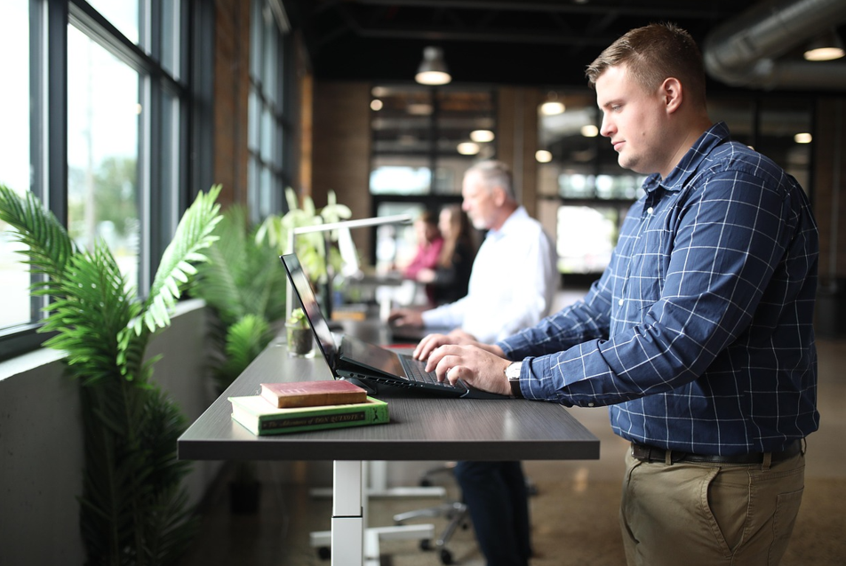 컴퓨터로 작업을 하고 있는 직장인