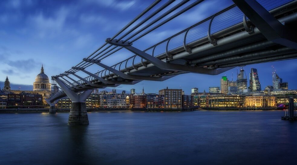 강을 이어주는 멋진 다리