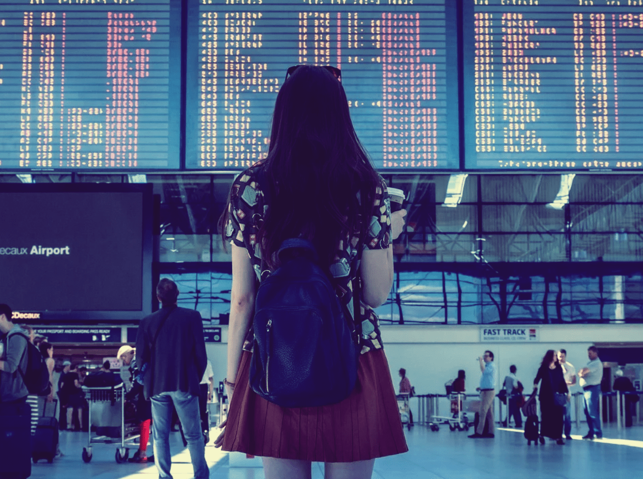 공항에-서있는-여성