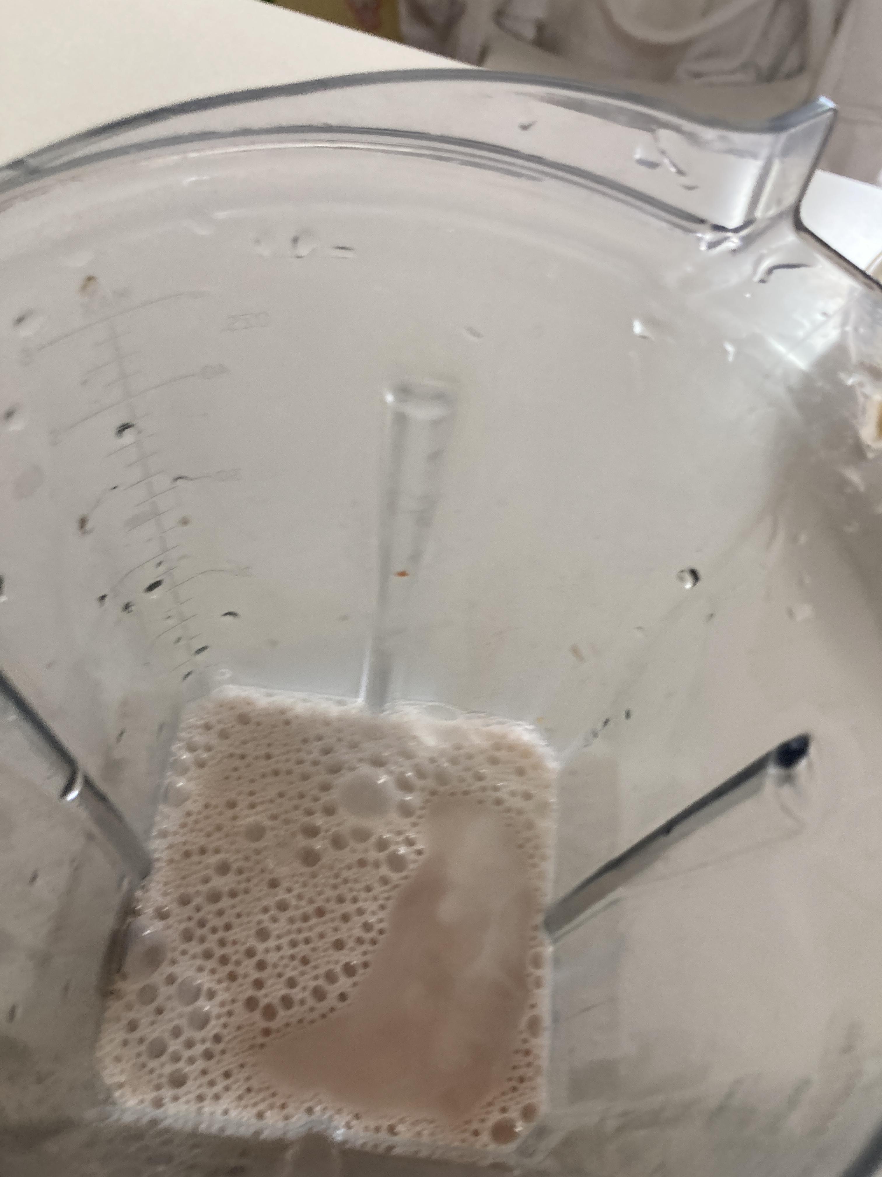 믹서기 안에 팥우유를 한 번 더 갈아 묽어진 상태