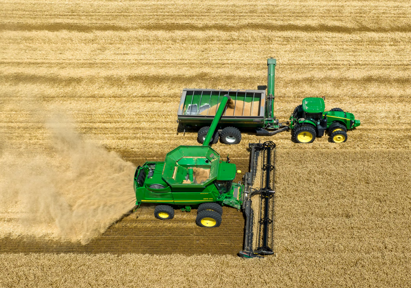 수확하고-있는-트랙터-모습