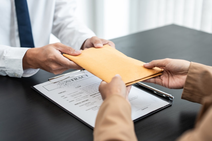 계약서 작성하는 모습