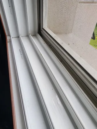 창틀 먼지 진공청소기 솔브러시와 물티슈로 닦는 순서_7