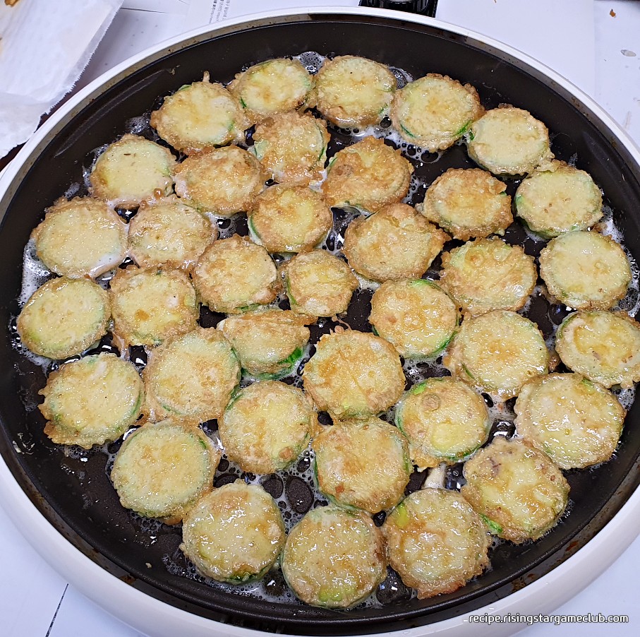 애호박 전이 노릇하게 구워지고 있는 사진