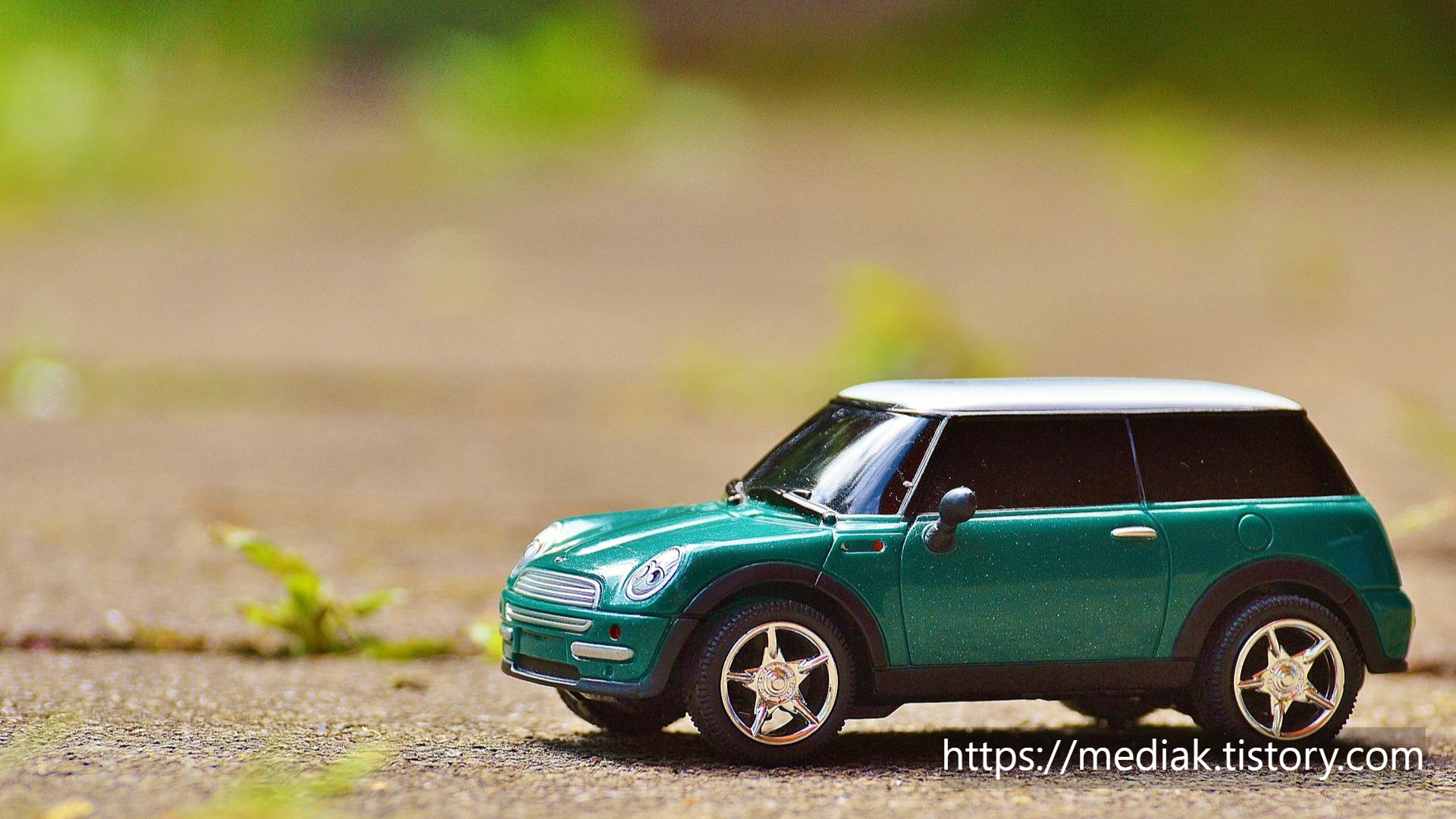 자동차보험 계약서와 자동차 모델