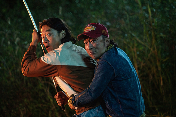 배우 이희준과 이성민이 영화 '핸섬가이즈'에서 열연하고 있다. [사진=NEW]