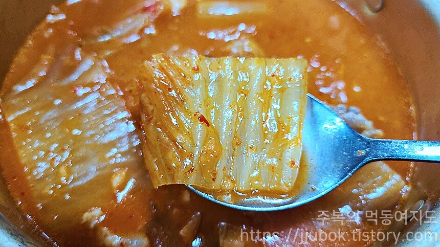 수월식당-김치찌개-김치-맛