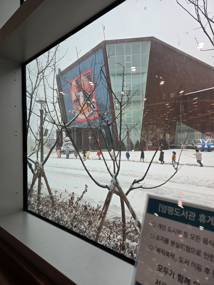 양평도서관-1층편의점앞창측테이블-아이들