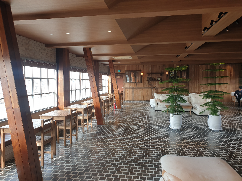 2인석 테이블도 별도로 구성되어 있다. 공간이 넓어 여유롭다.