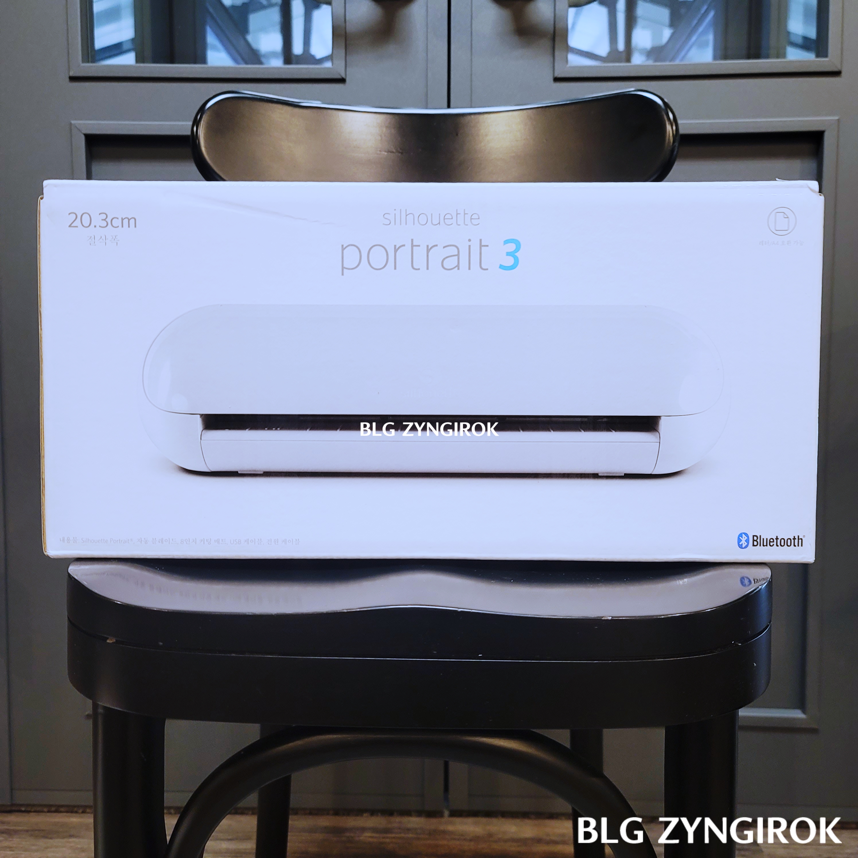 포트레이트-3-상자가-의자위에-놓여있다.