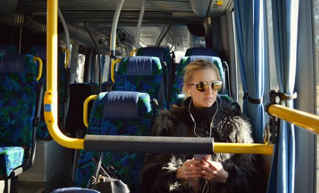 버스좌석에-앉아-창밖을-보는-여자