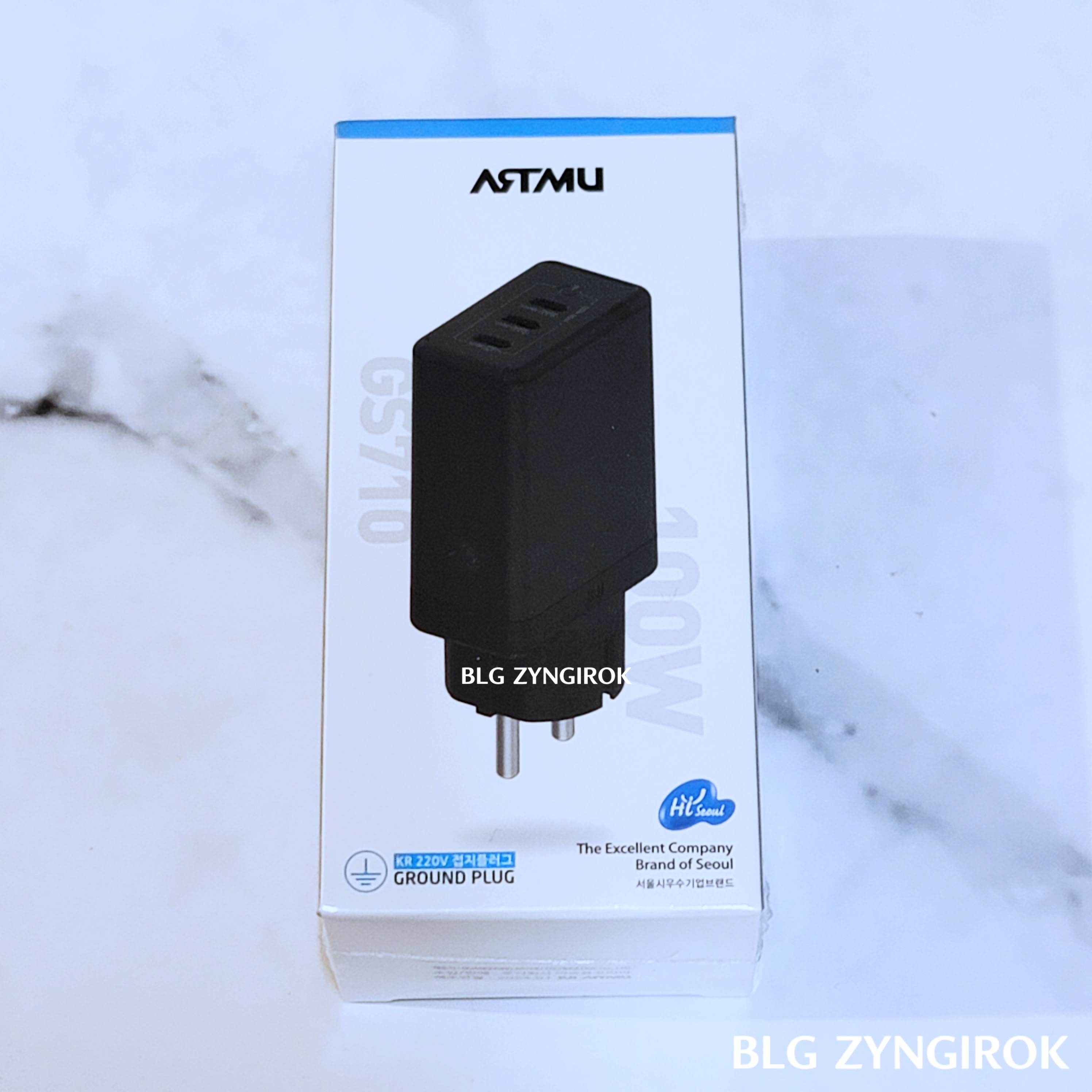 ARTMU 3포트 고속충전기 상자가 테이블 위에 놓여있다.