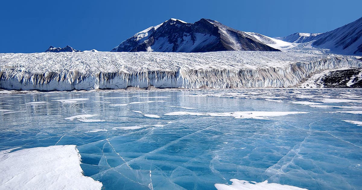 남극(南極, 영어: Antarctica)