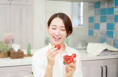 딸기를 먹는 여자.