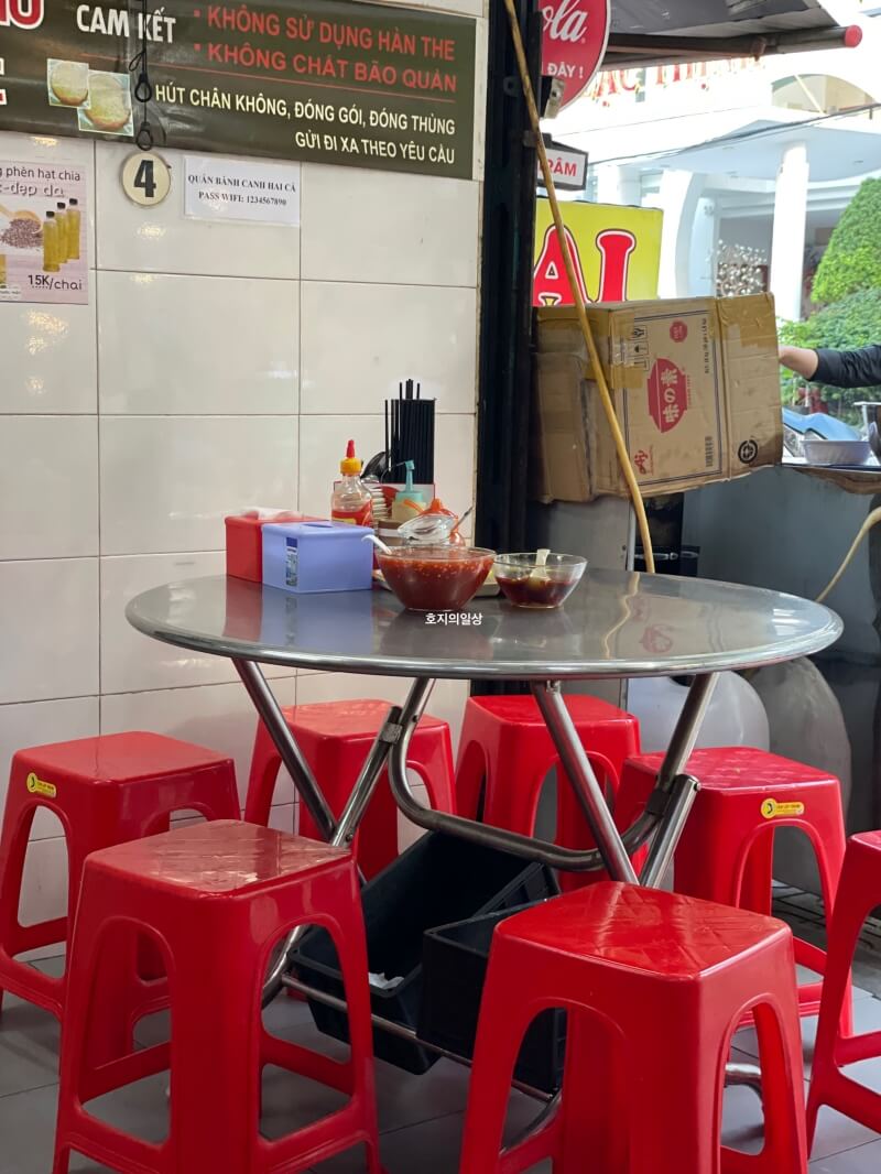 나트랑 맛집 하이카 오징어 어묵 쌀국수 - 원형 좌석