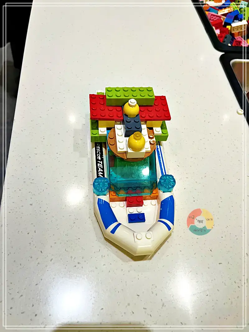 디스커버스_레고보트-아이가만든레고보트-파란색줄무늬보트-파란창문