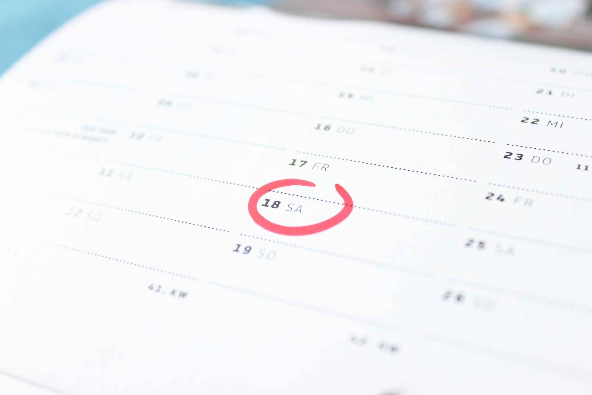 노인 무릎인공관절 수술비 지원 신청 반드시 수술 전에 신청&middot;선정 관련 내용을 확인하는 모습