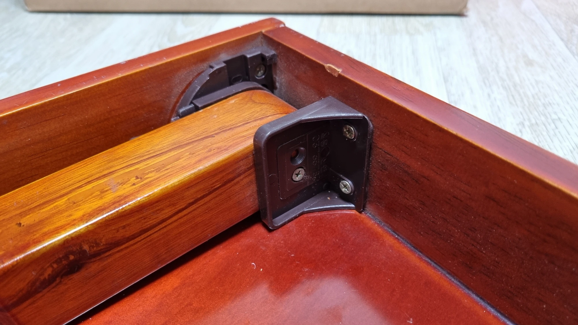 상다리 부품 고정 모습