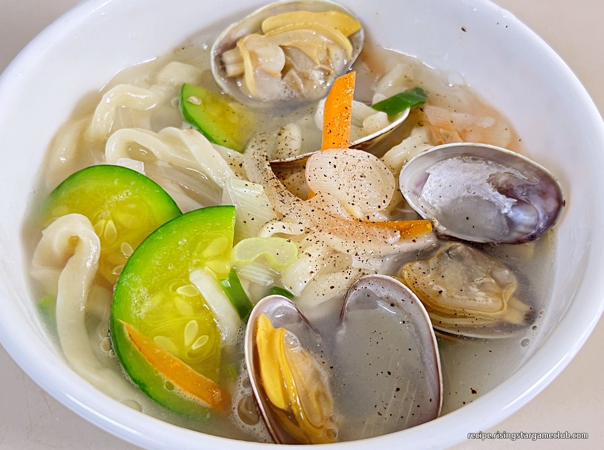 바지락 칼국수가 완성된 사진