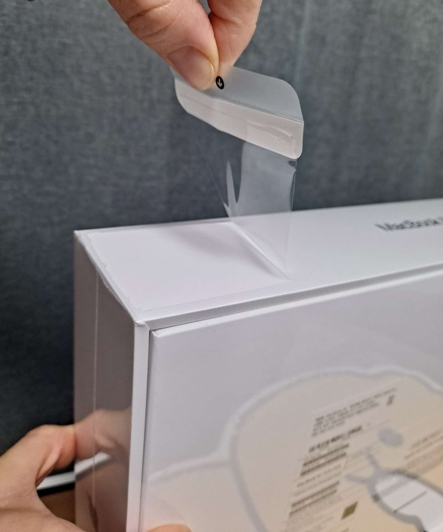 맥북에어 언박싱 중