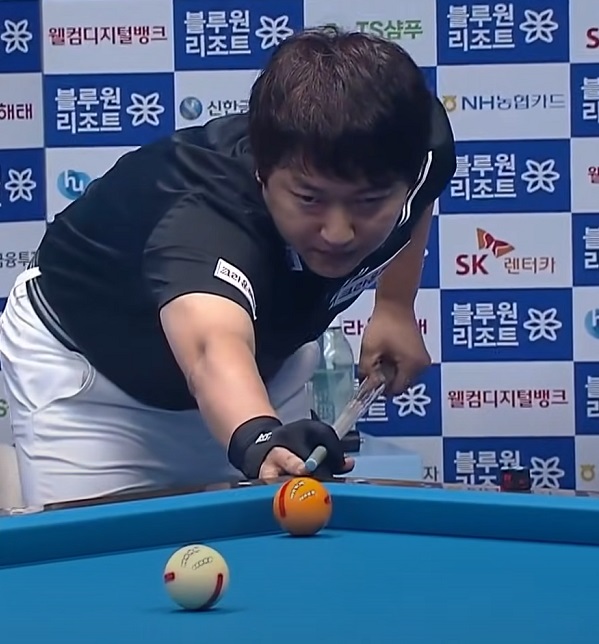 이영훈 당구선수가 PBA프로당구대회에서 스트로크를 하는 모습