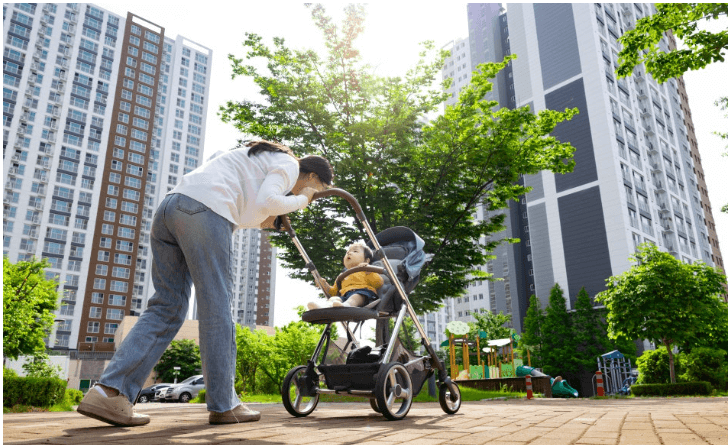 엄마가-유모자-끌고있는모습