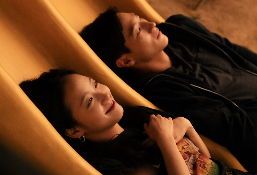 대도시의 사랑법 스틸컷 사랑에 빠진 재희의 이야기를 들어주는 흥수