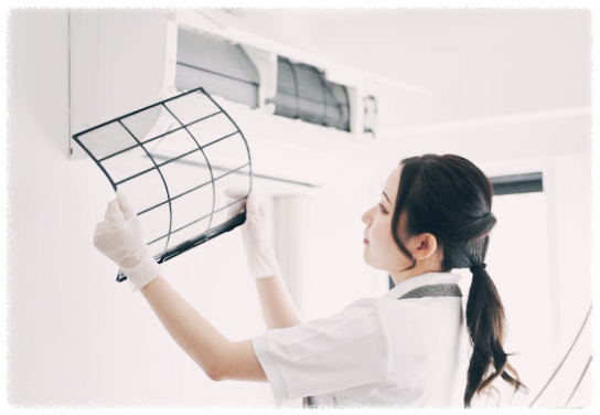 에어컨 필터를 교체하는 모습