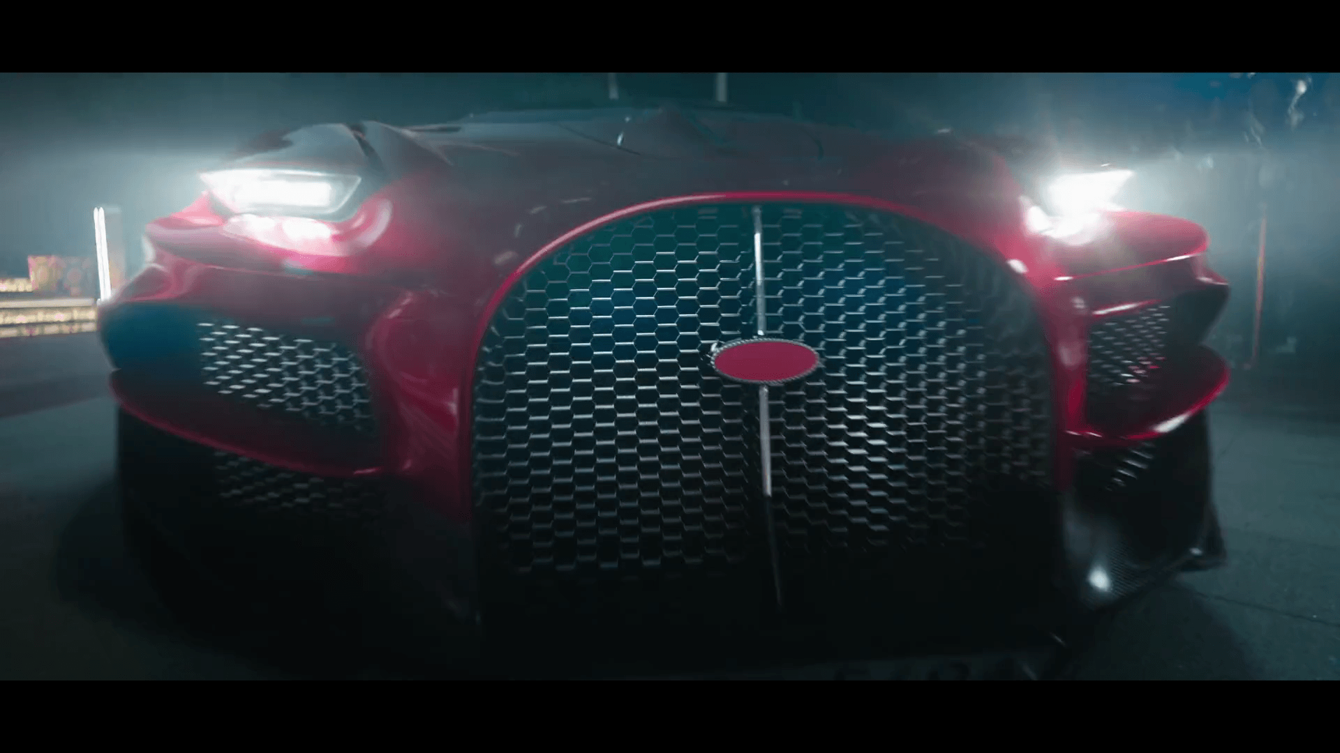 "21세기 대군부인 속 성희주(아이유)가 부가티 뚜르비용을 운전하는 모습"