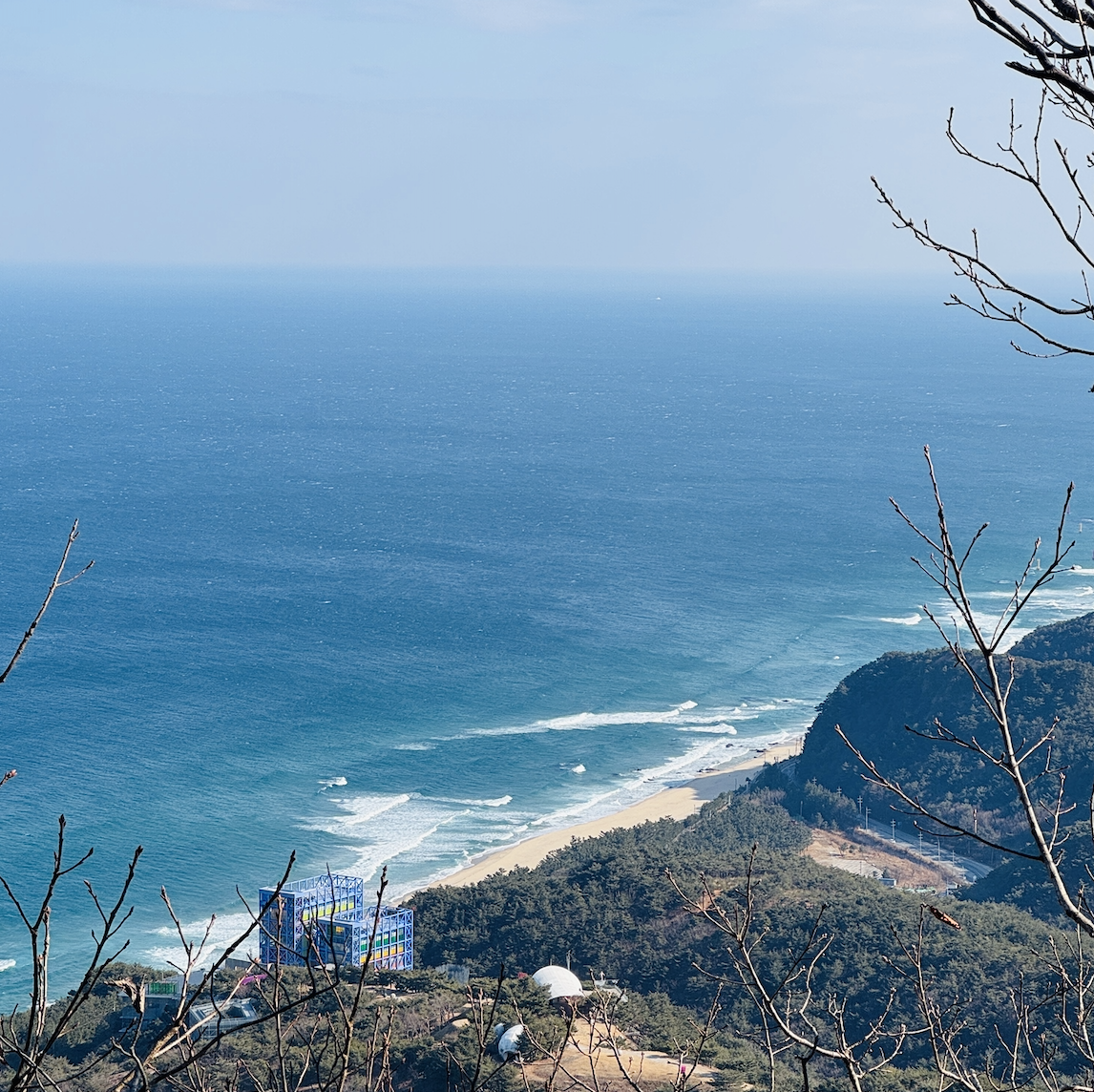 괘방산 능선에서 바라보는 동해바다