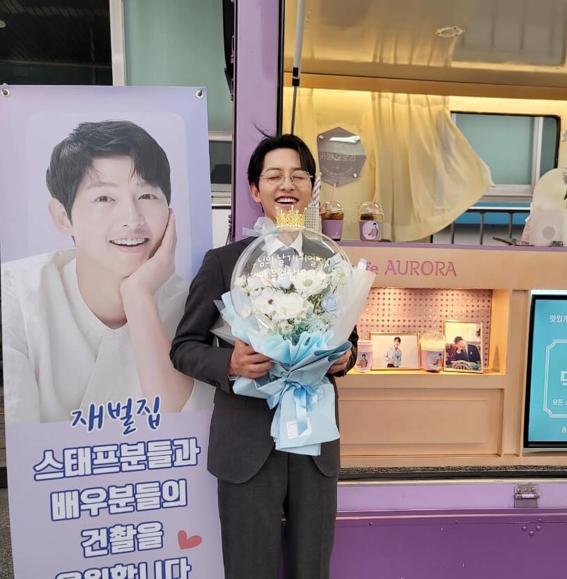 꽃바구니를들고있는-안경쓴남성의모습