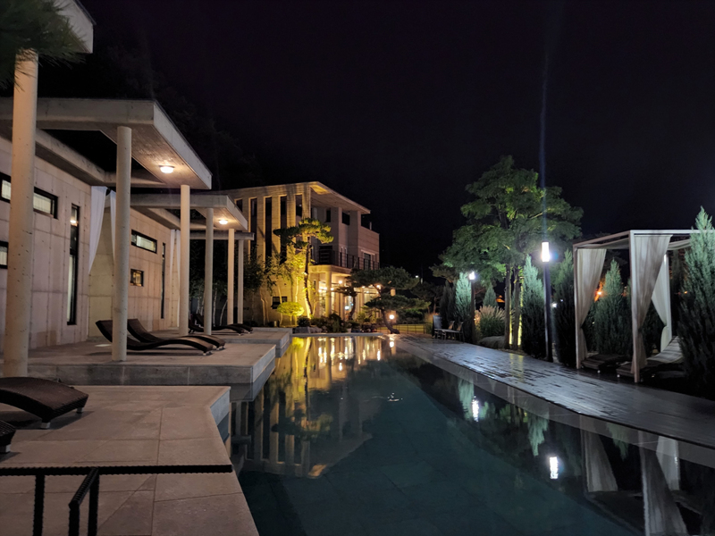 더리버에스_풀빌라_수영장_야경_01
