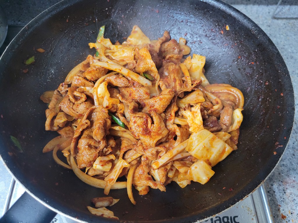 간장으로 불향 낸 제육볶음 고기 볶기 완료 상태