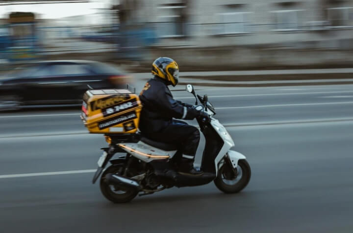 빨리-가는-오토바이-배달종사자