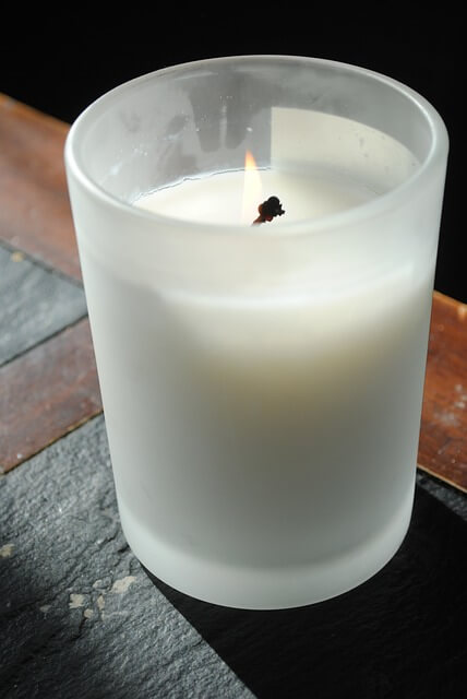 향초의 비밀: 불빛과 향이 건강에 미치는 영향