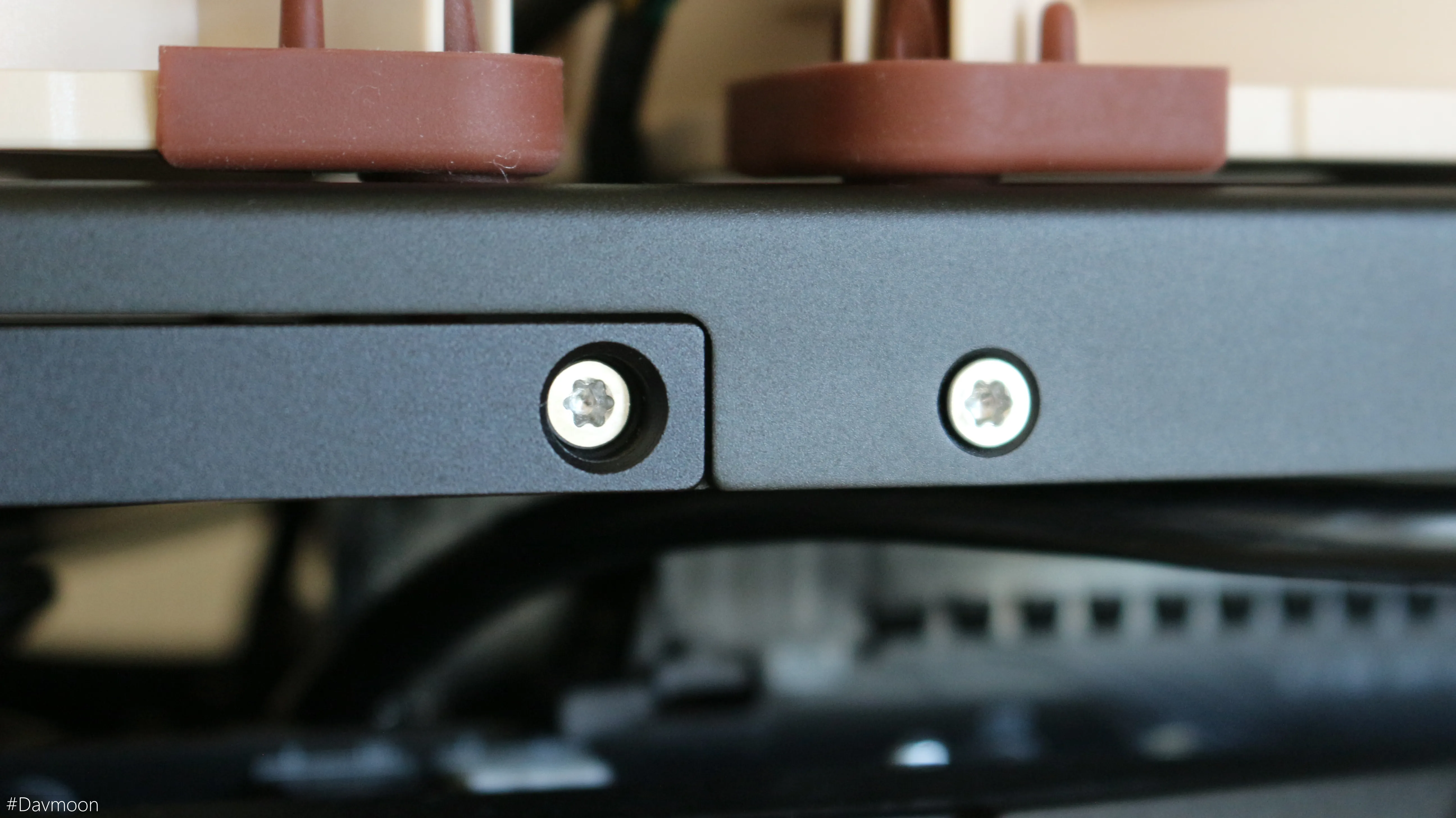 formd t1 v2 연출 사진 프레임 나사 확대