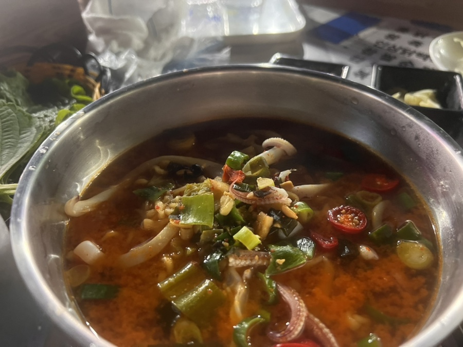 제주 함덕 해안가 포장마차에서 먹은 얼큰한 한치라면 모습