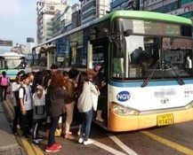 줄을서서-버스를-타는-질서있는-시민들