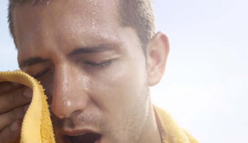 땡볕에-땀을-닦는-남성