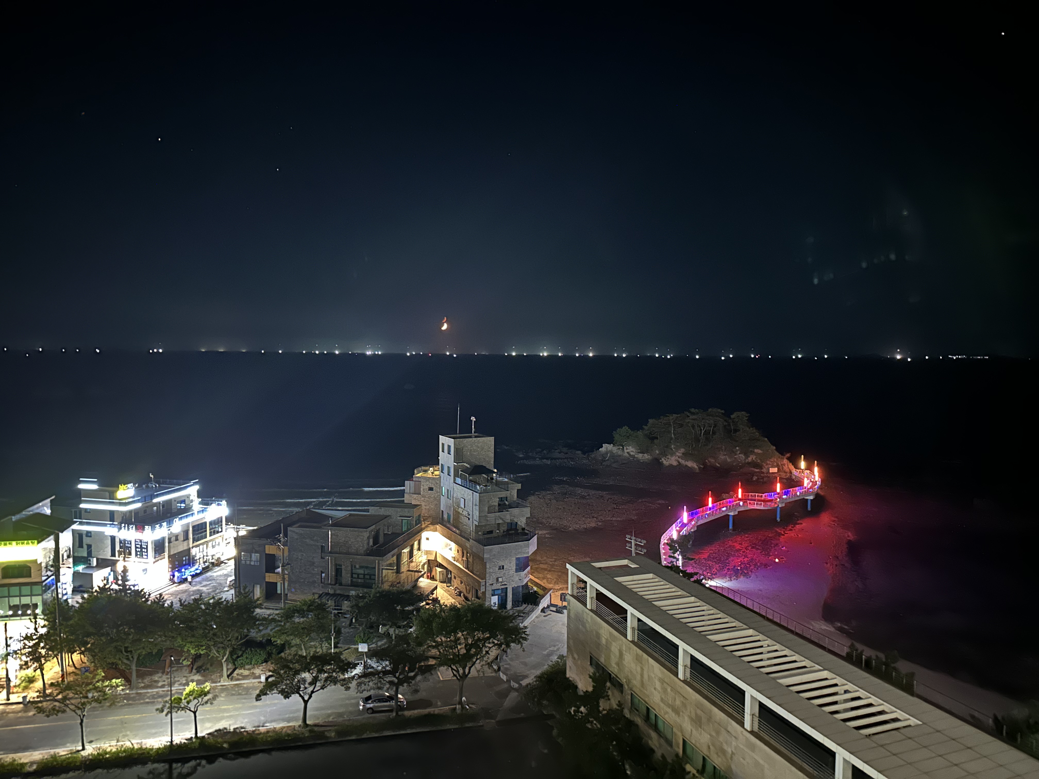 충남 보령, 대천, 무창포 여행 후기3(국내 가족 여행지 추천, 무창포 비체팰리스, 또다시 갯벌체험, 대천 맛집 부페, 점심 밥집 뷔페, 진짜 예쁜 카페 아르나, 분위기 좋은 카페 아르나, 한밤중 닭벼슬섬 산책, 대천항 수산시장 재방문, 찰광어회, 오징어회, 우성수산, 수연호수산, 무창포 비체펠리스, 오션뷰, 밥 해먹을 수 있는 숙소, 무창포 펜션)