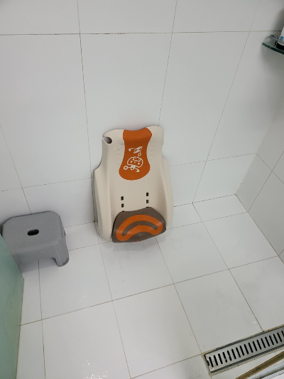 접이식 다리받침대로 공간 차지 적은 유아샴푸의자