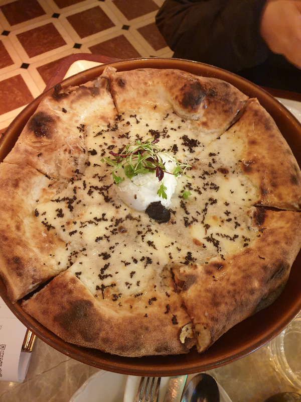 부리타 치즈가 가운데 올려져 있는 피자.