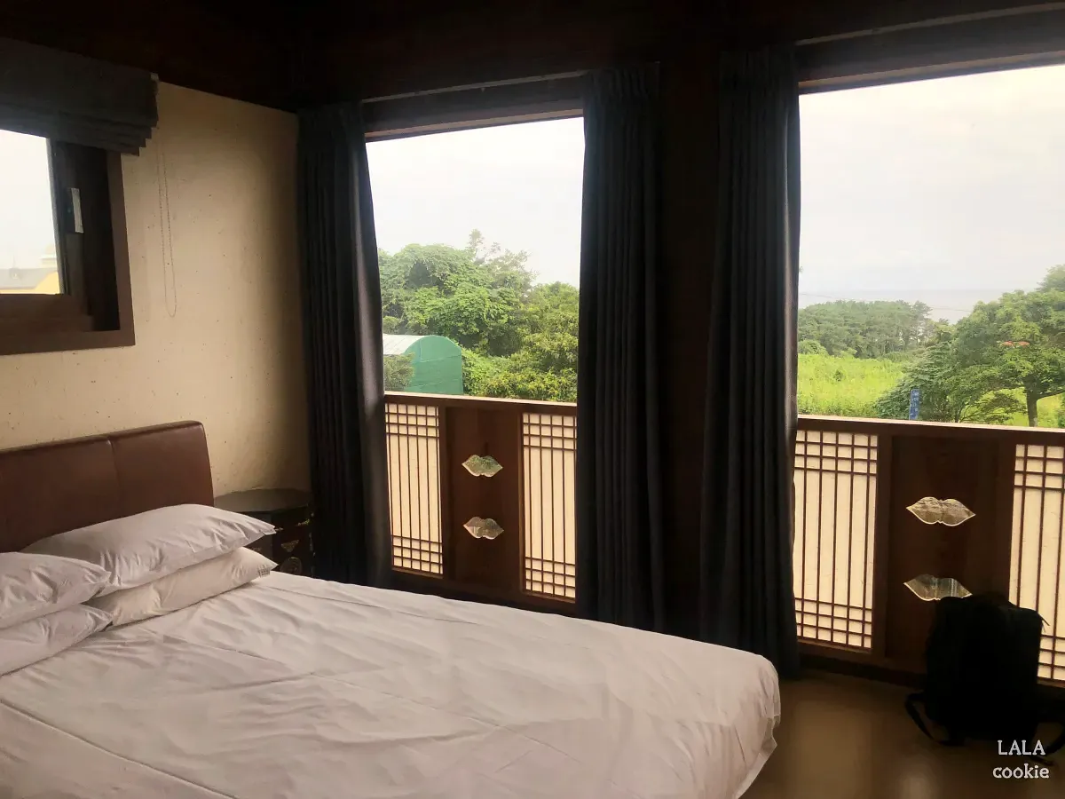 제주도-남쪽-숙소-한옥호텔-한라궁-침실의-침대