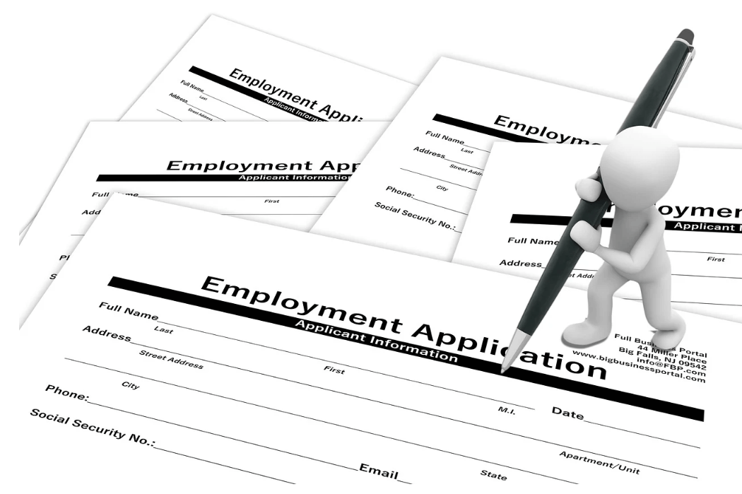 하얀 색의 작은 모형이 펜을 들고 여러 개의 입사 지원서 항목을 체크하고 있는 모습을 시각적으로 나타낸 일러스트 이미지