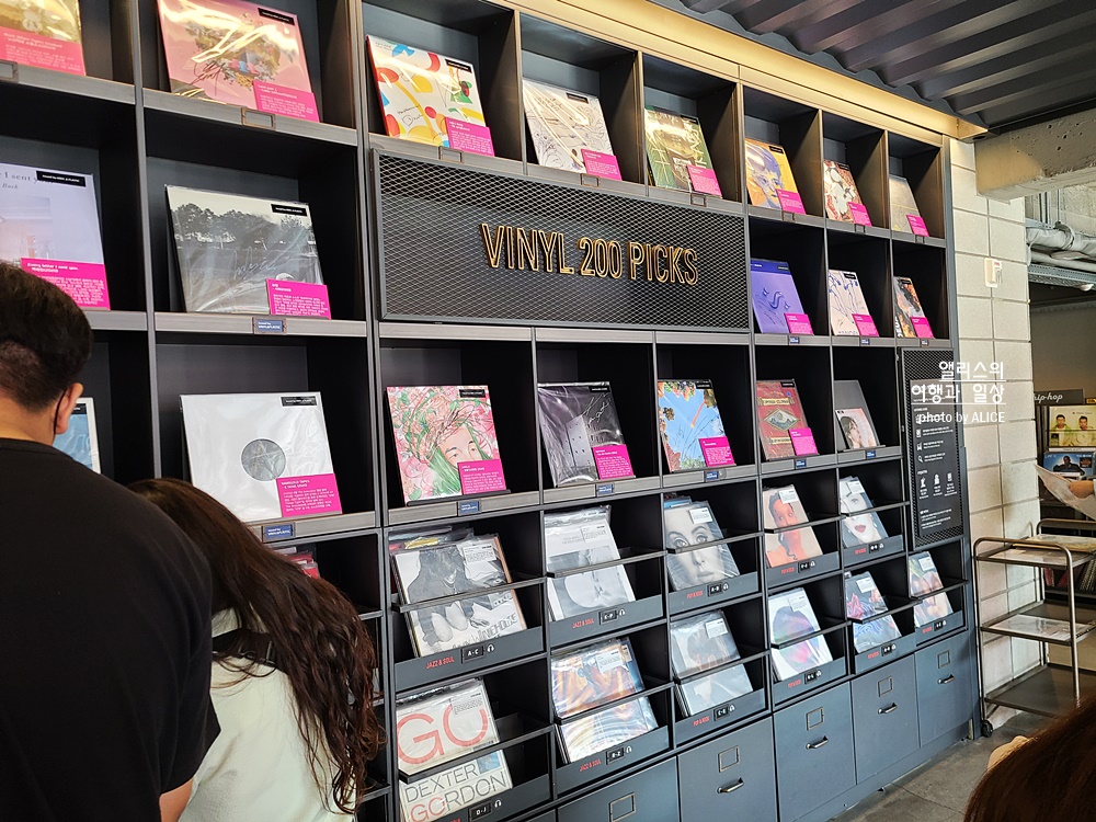 턴테이블 뉴트로 감성 가득한 바이닐앤플라스틱, LP 무료 감상하기, 이태원 가볼만한곳