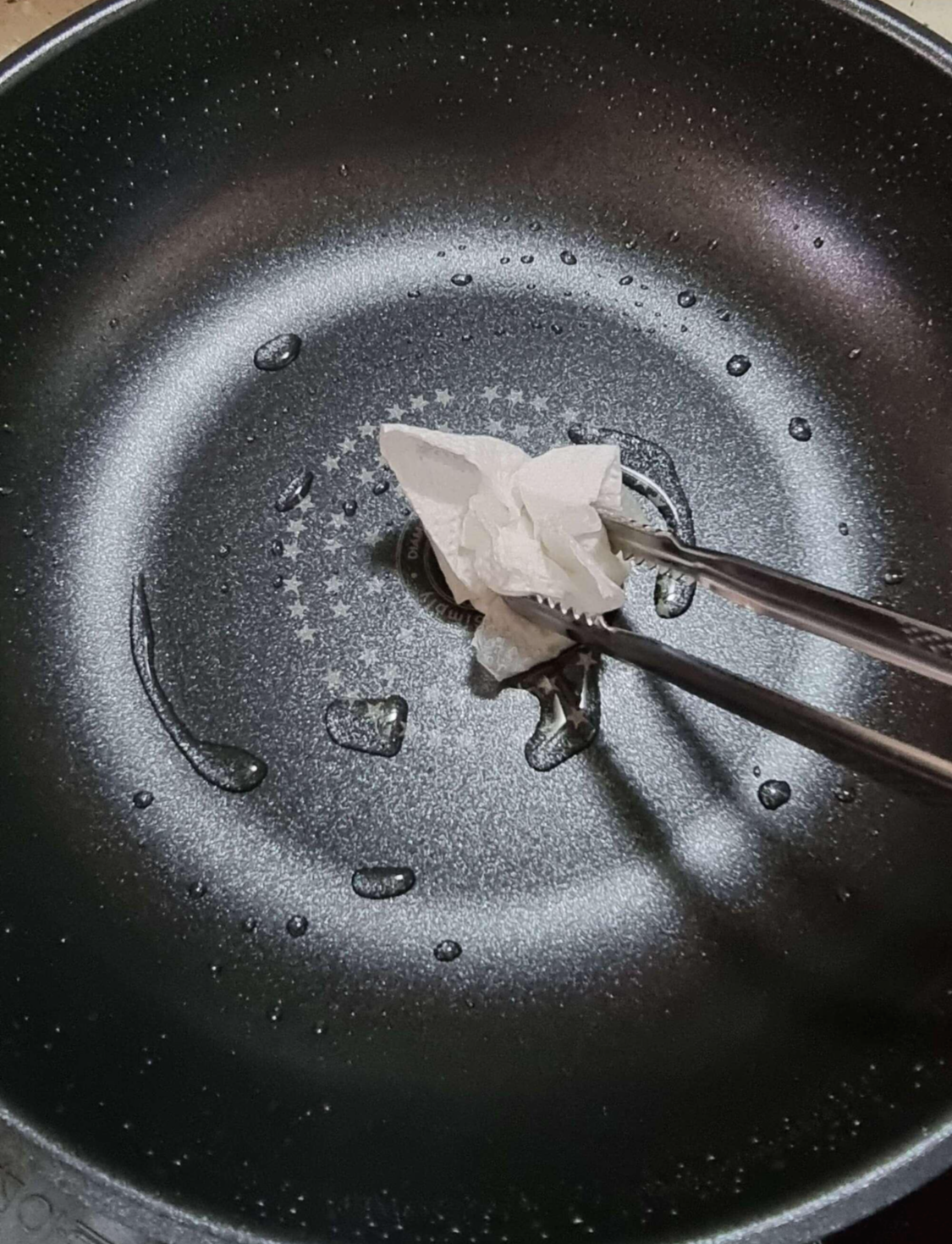 집게를 이용해 구석구석 닦기