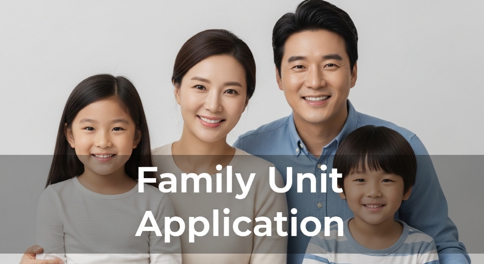 밝은 햇살이 들어오는 카페에서 신청서를 작성하는 청년