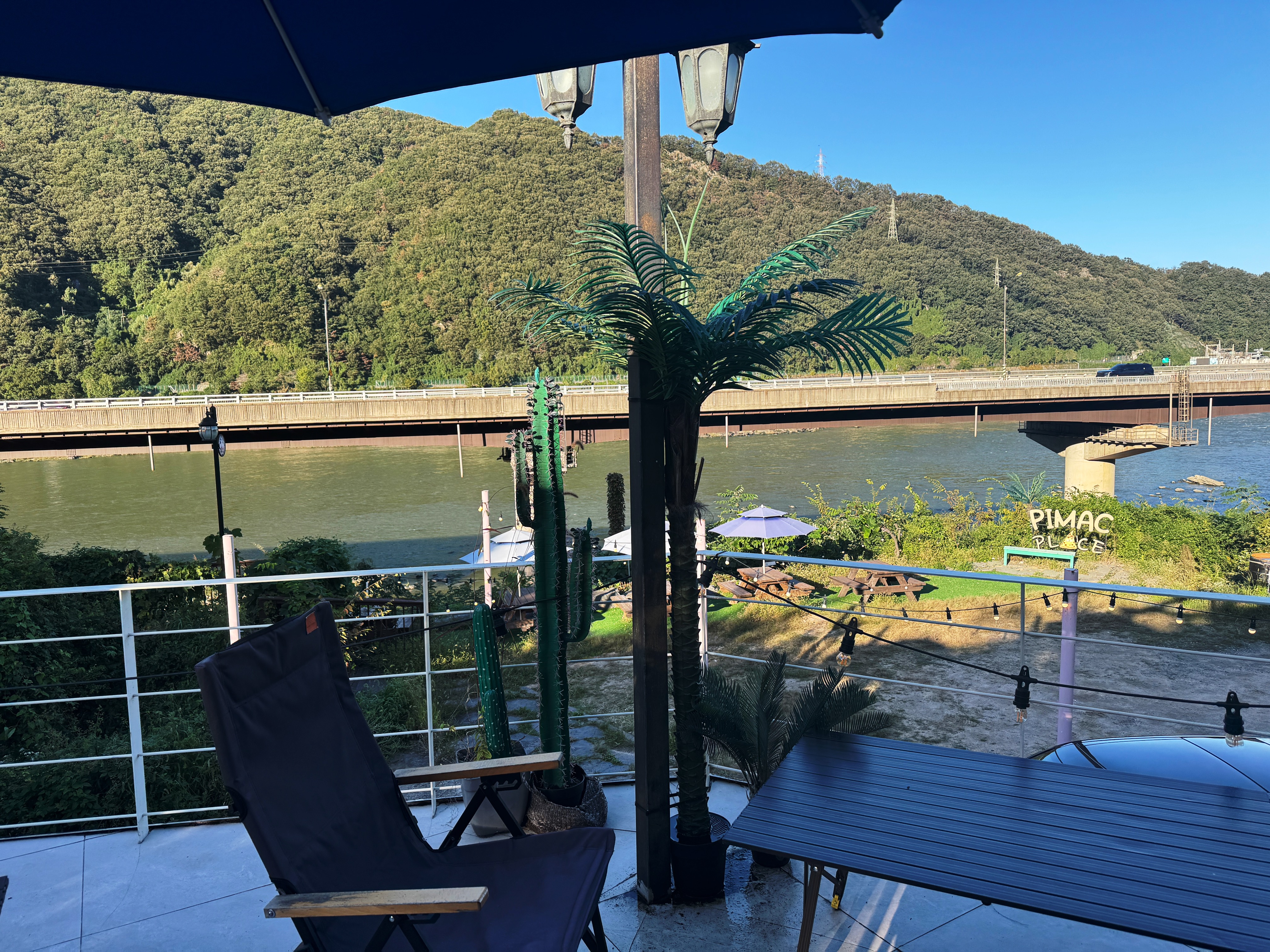 피맥플레이스 팔당점 테라스에서 바라본 북한강 풍경:푸른 하늘과 북한강이 어우러진 피맥플레이스 팔당점의 가을 전경