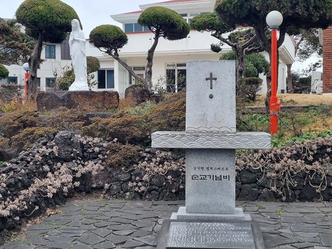 복자 김기량 펠릭스 베드로의 시성을 위한 기도문 시비와 순교 기념비가 있네요.
뒤쪽 왼편에는 성모동산이 있습니다.